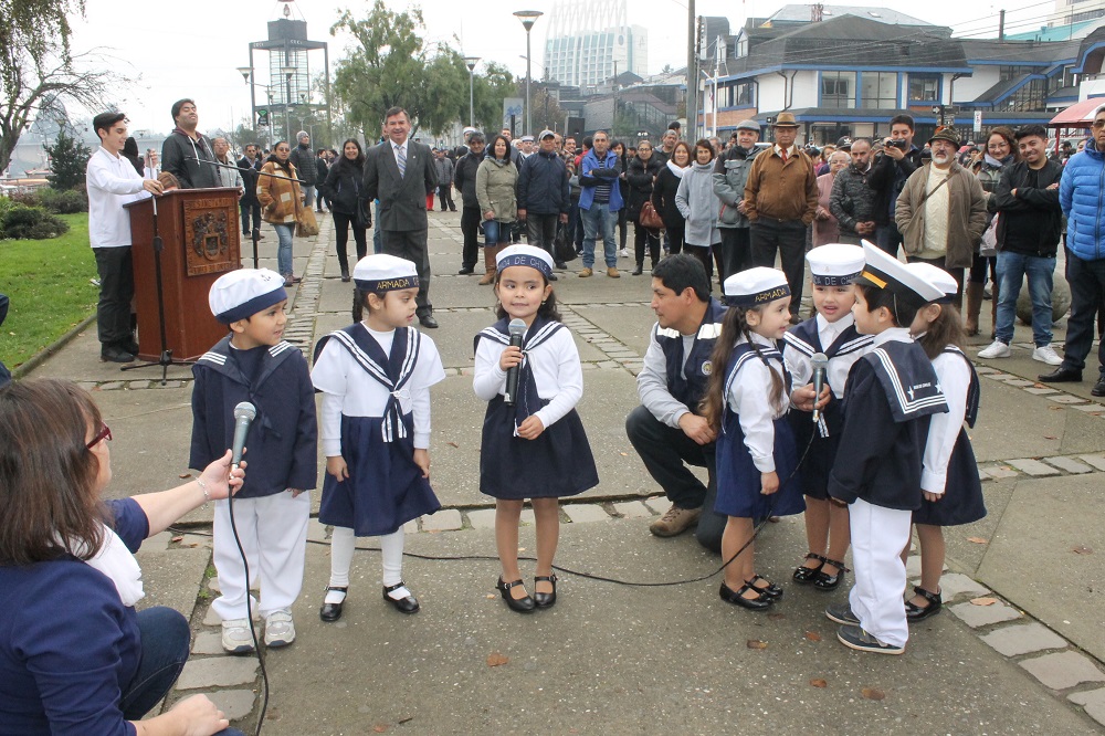 Escolares de Valdivia desfilaron para conmemorar las Glorias Navales