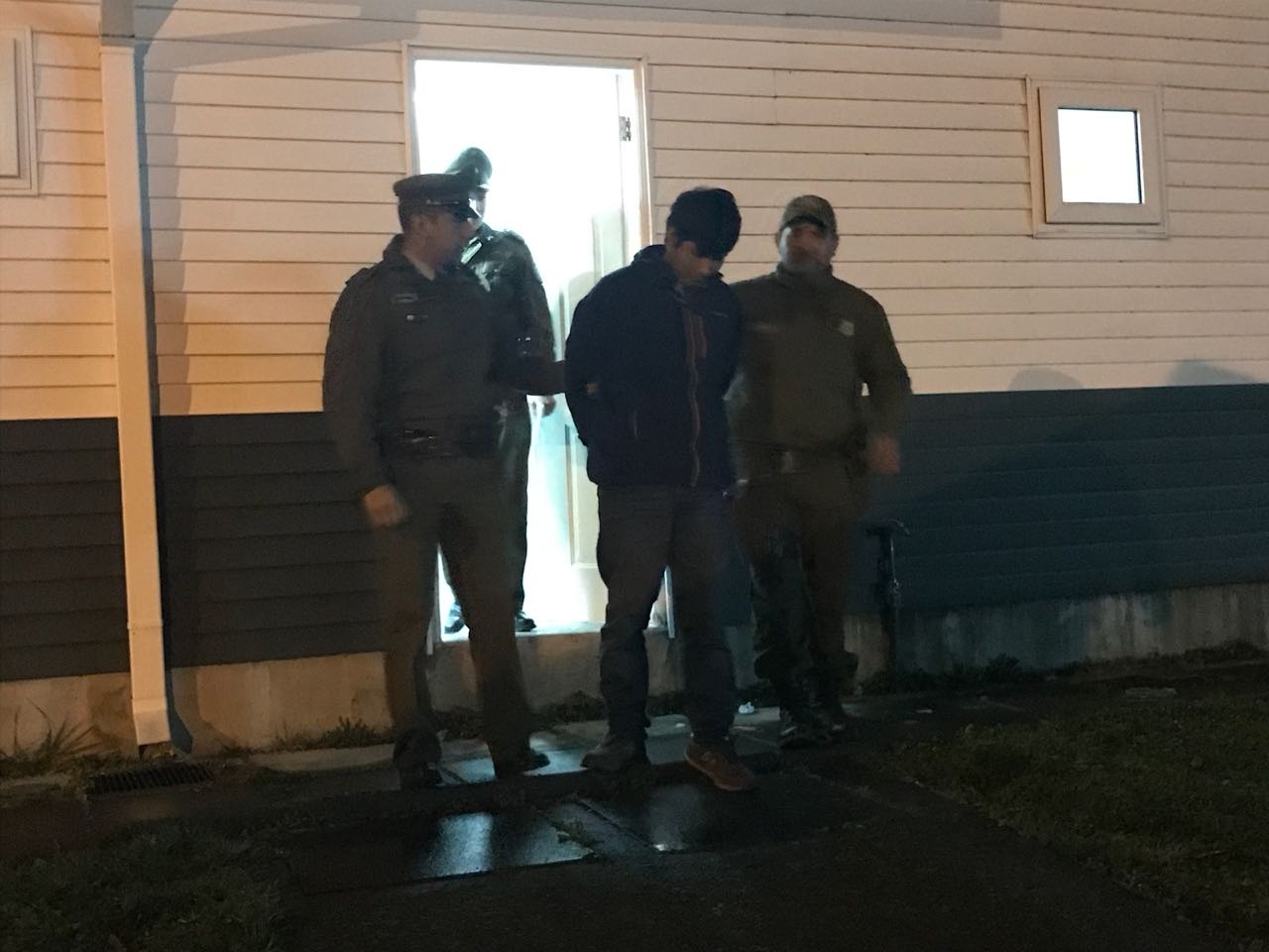 Por homicidio frustrado a Carabineros, porte de arma de fuego y robo, cuarteto de delincuentes fue detenido en Coñaripe