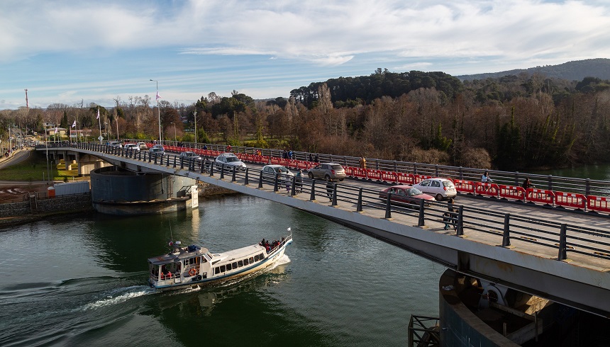 Confirman paso de embarcación para este domingo, y levantamiento de brazos del puente Cau Cau