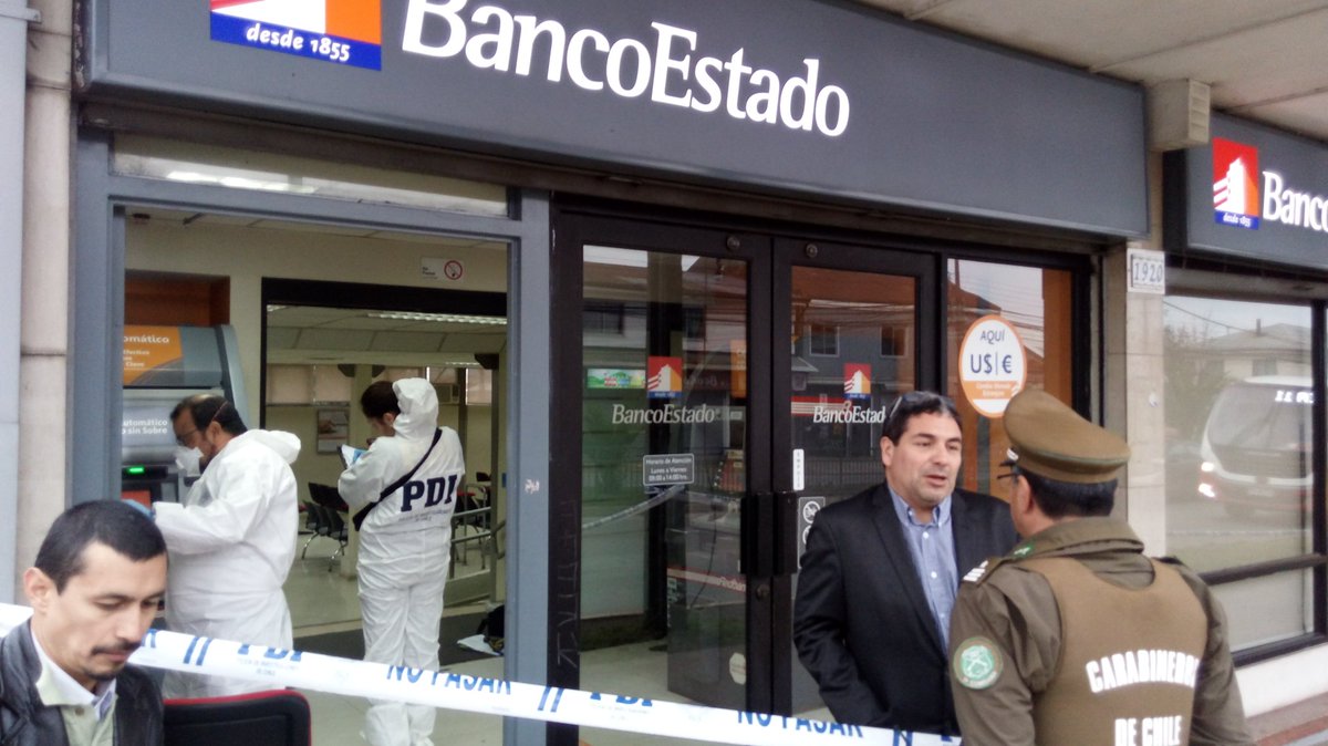 PDI de Valdivia investiga asalto en sucursal Banco Estado: delincuentes huyen con millonario botín