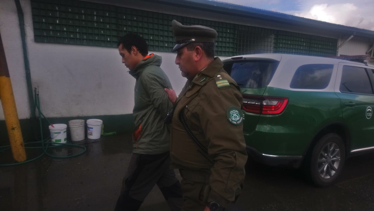 Dos delincuentes fueron detenidos por Carabineros de Valdivia mientras huían con especies
