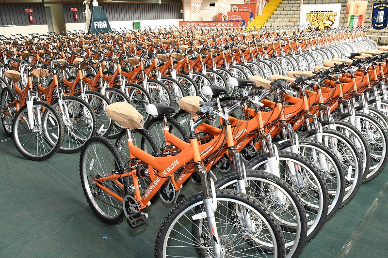 Escolares municipales de Valdivia reciben bicicletas y accesorios de seguridad