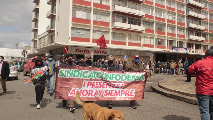 Más de 100 trabajadores de Infodema Valdivia realizaron una protesta pacífica en la Plaza de la República: Ninguna autoridad los recibió en la intendencia regional