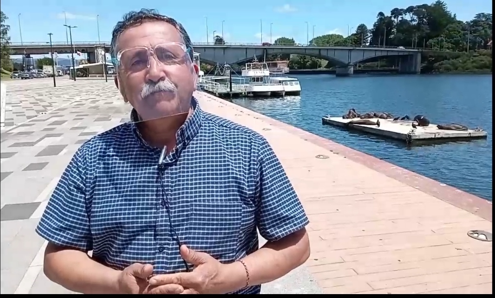 Patricio Alarcón, candidato a alcalde independiente por Valdivia en plena tarea de recolección de firmas en notarías