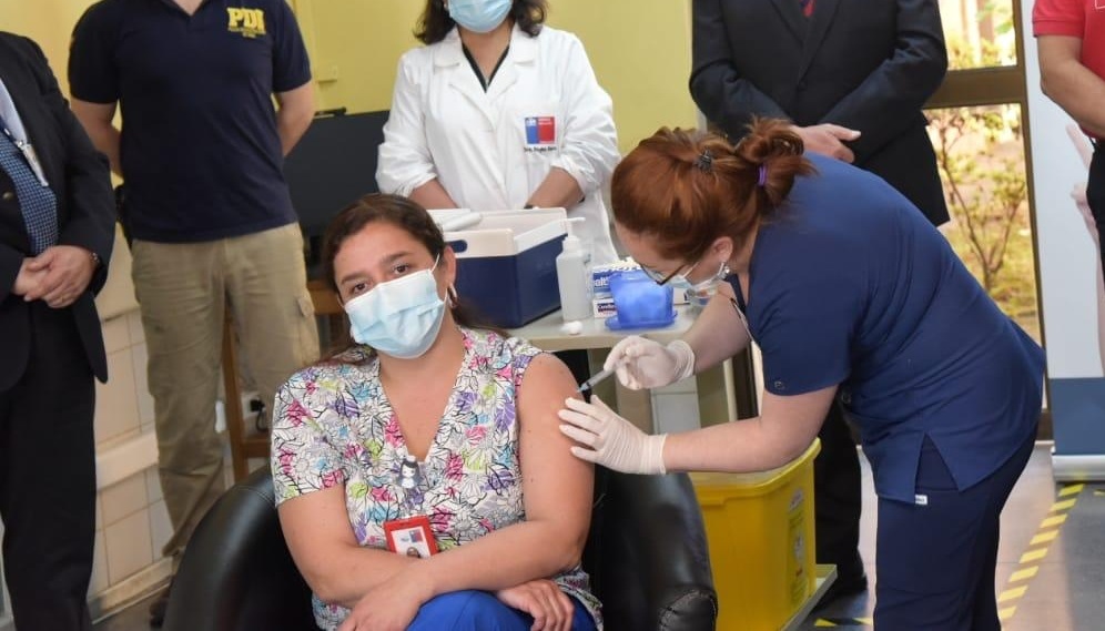 Técnico en Enfermería de la UCI del Hospital Base Valdivia fue la primera en recibir la vacuna contra el Coronavirus