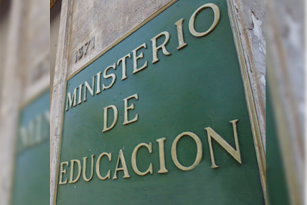 Diputado Flores junto a apoderados denuncian graves irregularidades en Liceo Técnico de Llifén: Alumnos fueron egresados de Liceo Técnico de Valdivia sin haber cursado estudios respectivos
