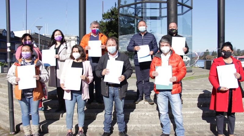 Dos candidatos a alcalde y a alcaldesa por Valdivia firmaron acuerdo para protección de los humedales