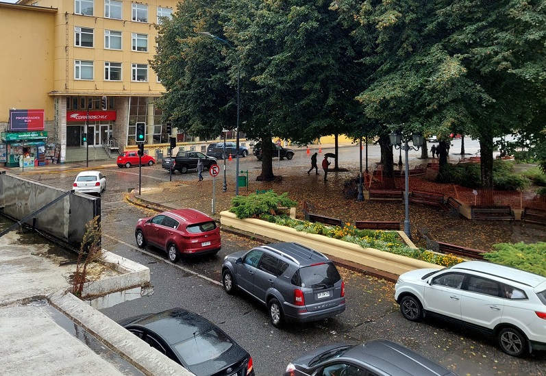 Senador Iván Flores: “El municipio no puede eludir su responsabilidad y debe tomar cartas en el asunto por gran congestión vehicular en el centro de Valdivia»