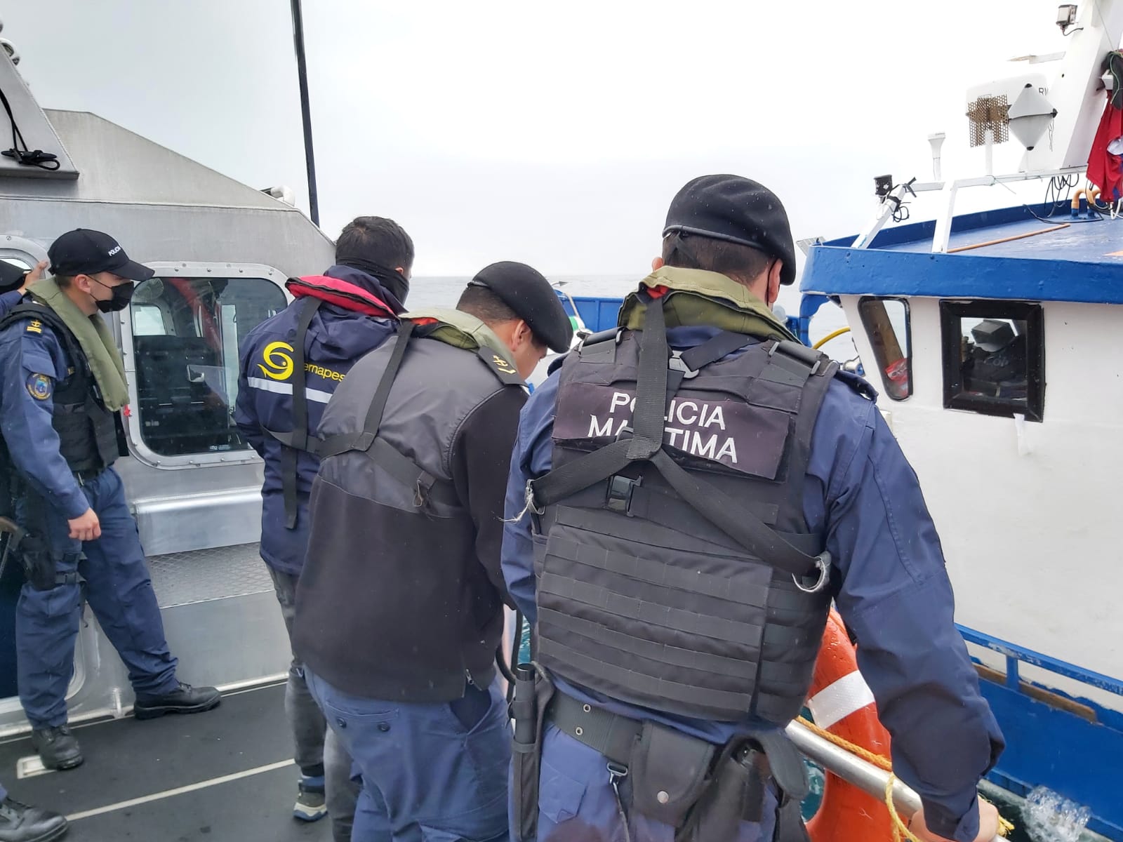 En fiscalización aérea sorprenden a embarcaciones ilegales operando en Los Ríos