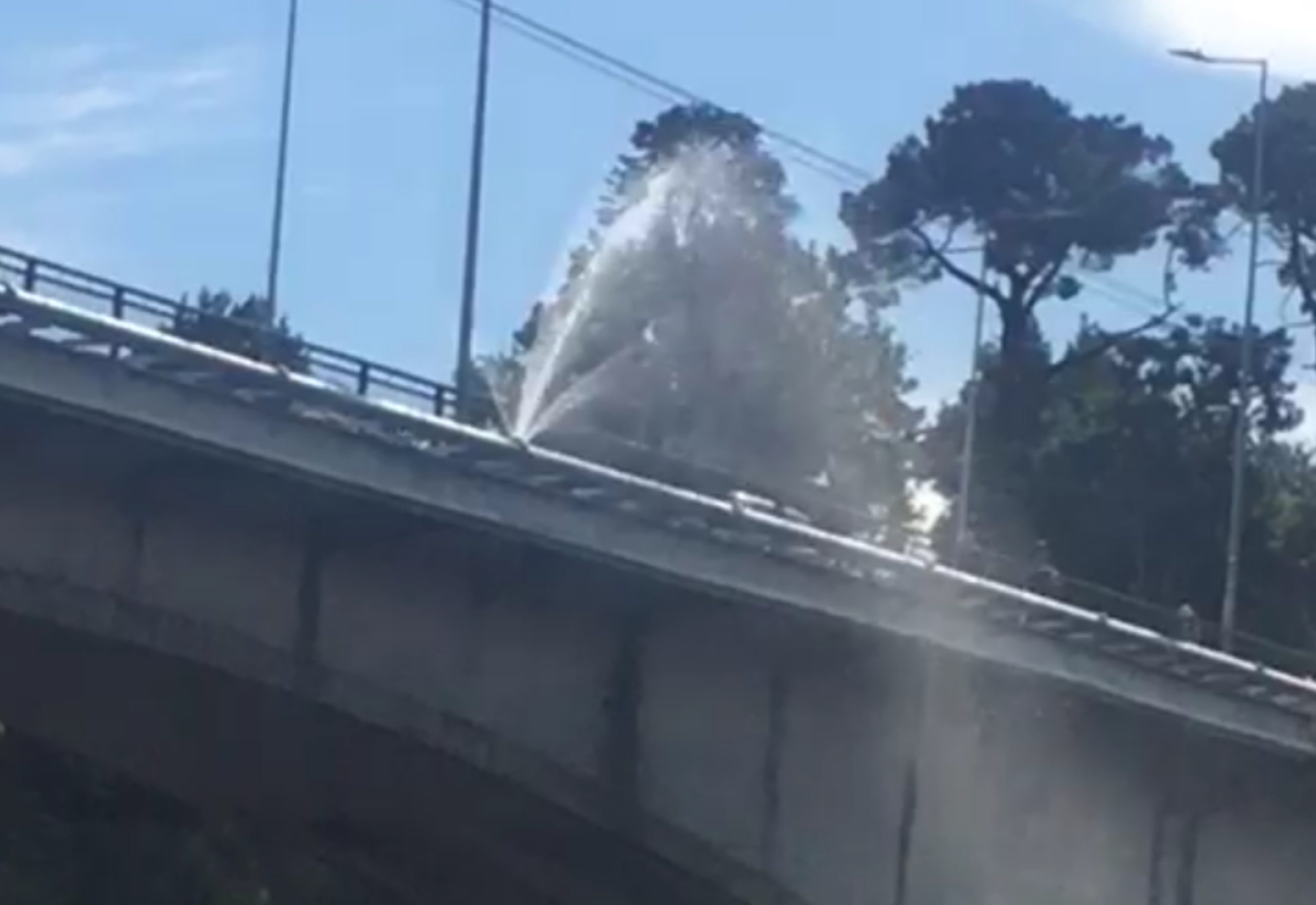 Intervención de terceros habría sido la causa de hilo de agua en juntura de ducto en puente Pedro de Valdivia