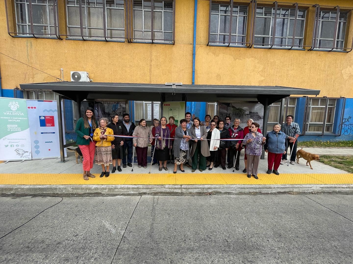 En Barrios Bajos de Valdivia: Inauguran Paraderos con imágenes de terremoto 1960