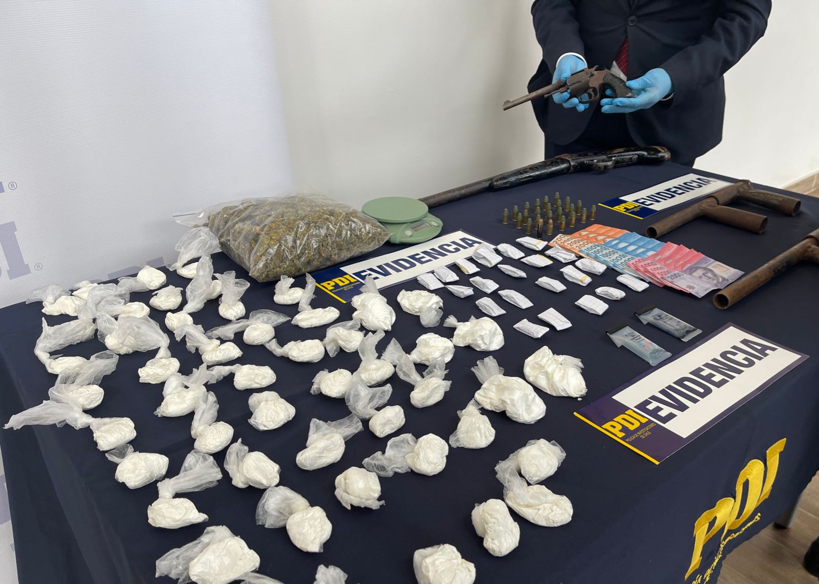2 detenidos, 4 armas de fuego y más de un kilo de drogas incautó la PDI en Valdivia