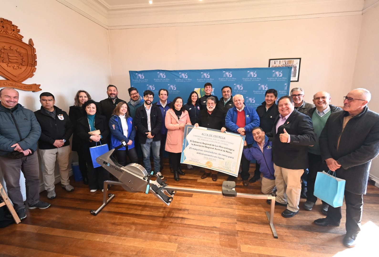 GORE de Los Ríos recibió a medallistas del remo con entrega de reconocimiento y equipamiento para preparación deportiva