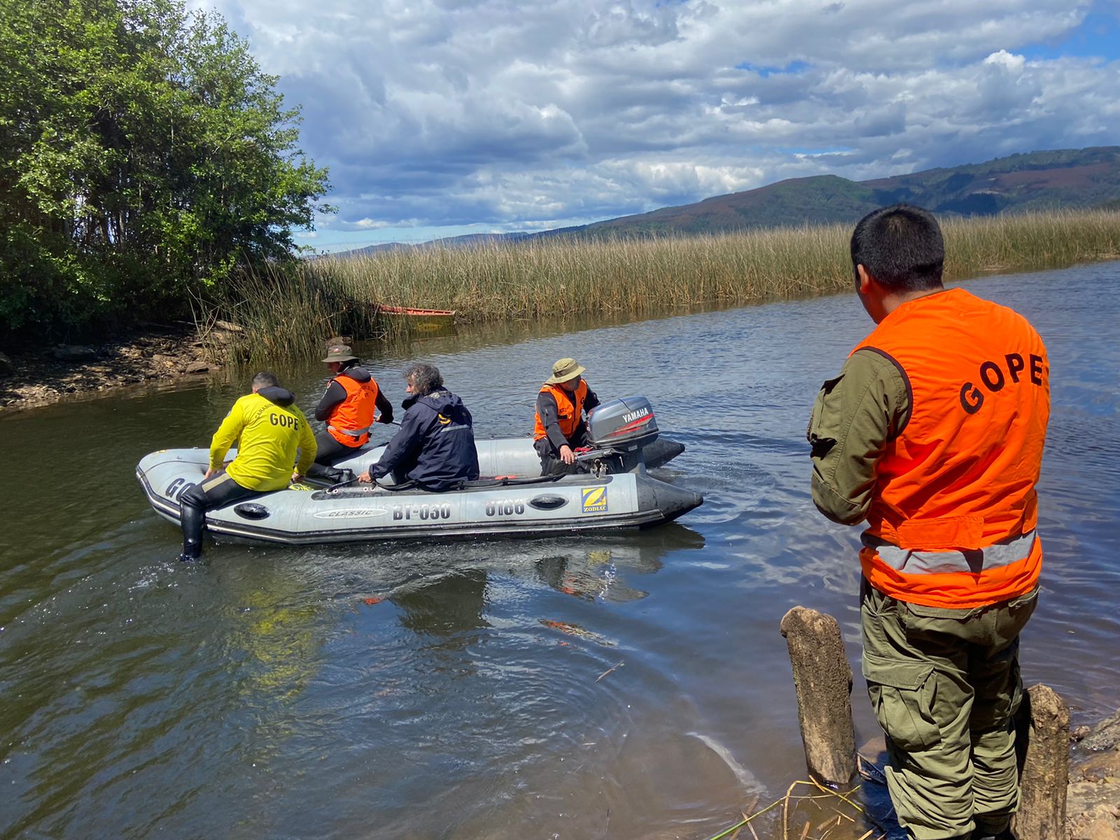 Sernapesca incautó 15 metros de red de pesca que se encontraba calada en el Humedal Angachilla