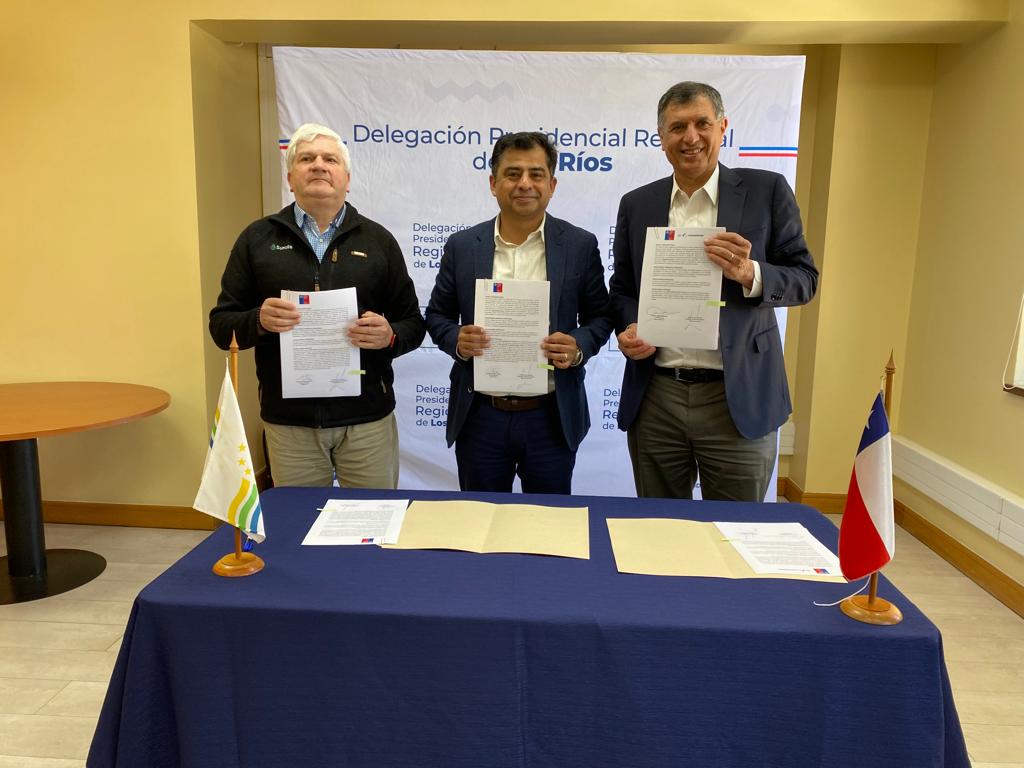 Delegado Presidencial firmó acuerdo con empresas sanitarias para reducir deudas de agua de familias de Los Ríos