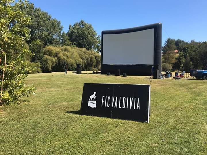 FICValdivia en Verano 2024 vuelve con tres días de música, poesía y cine en pantalla grande y al aire libre