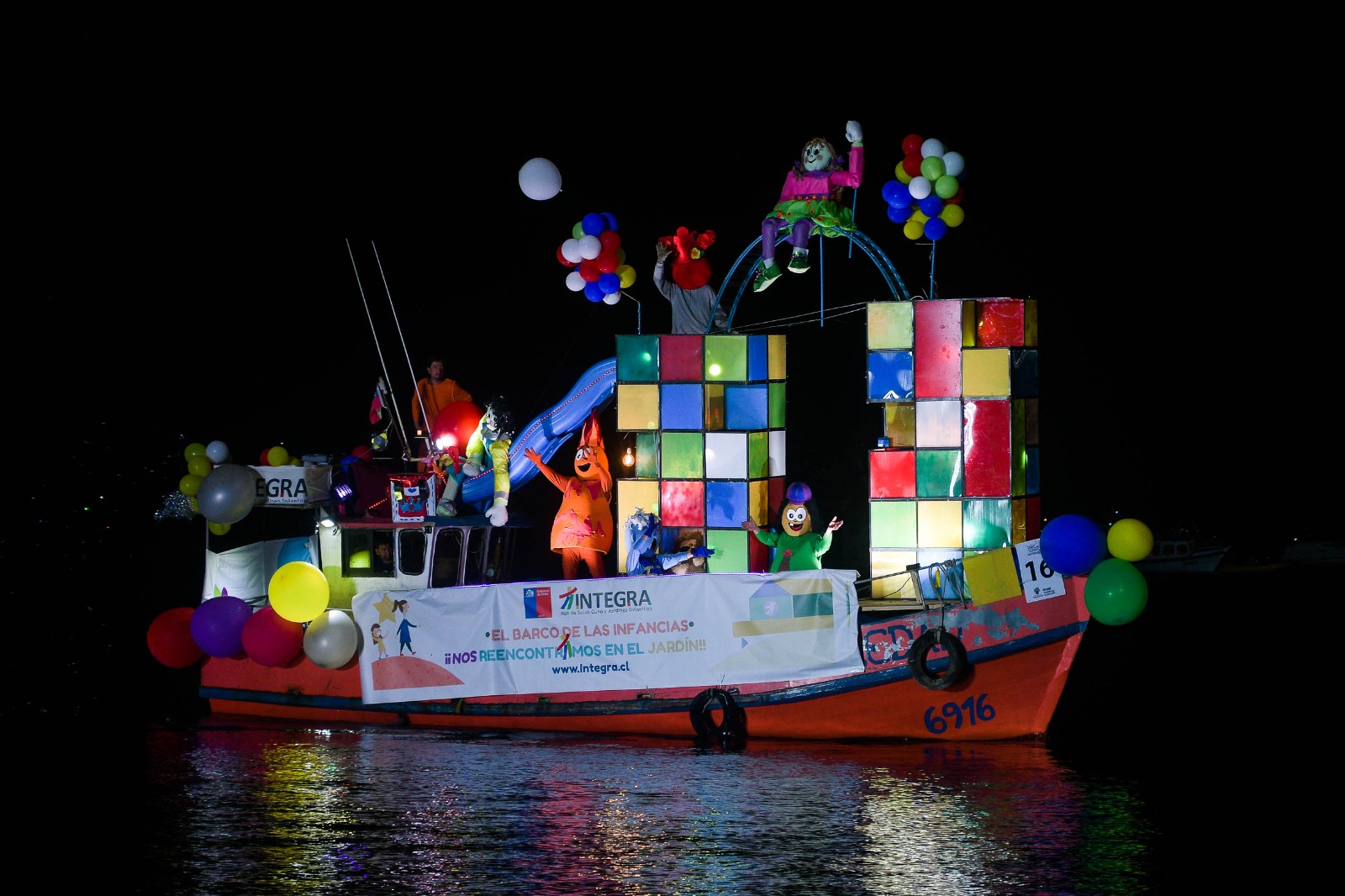 ¿Quieres participar del Corso Fluvial Noche Valdiviana 2024? Aquí te contamos cómo hacerlo