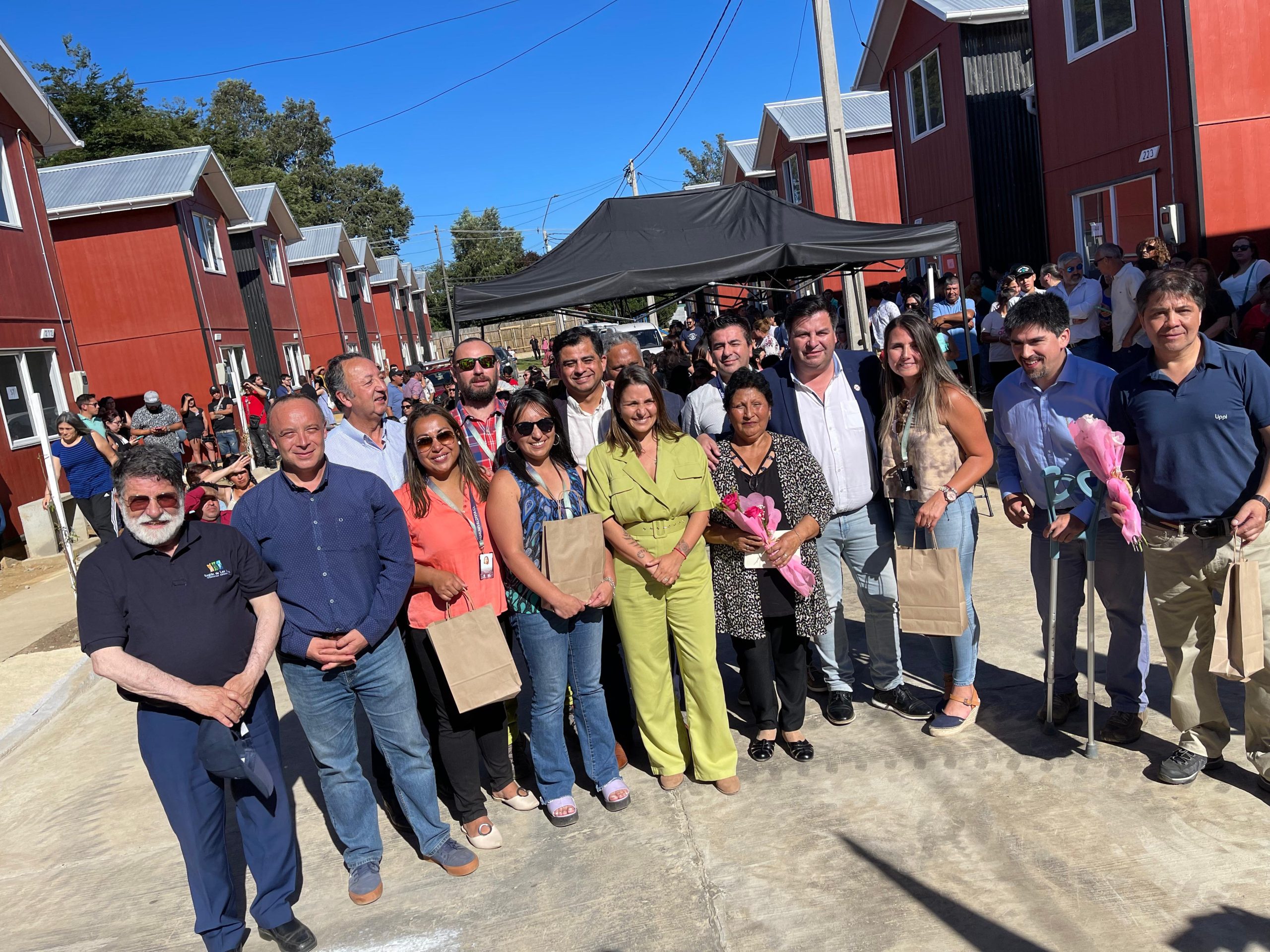 Felicidad total: Entregan Llaves a 80 familias del Conjunto Habitacional El Romance de Valdivia