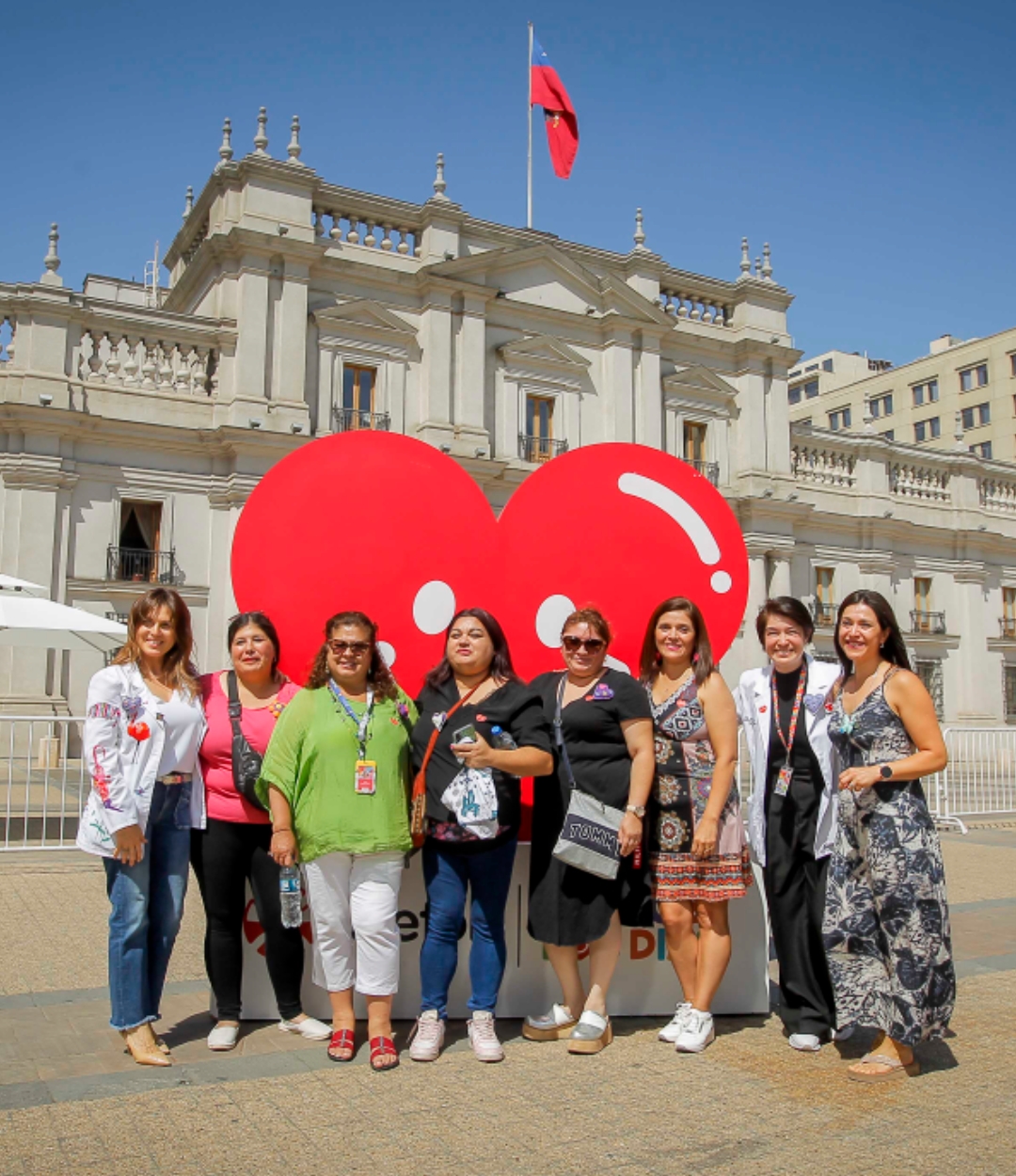En la previa del Día Internacional de la Mujer: Cuidadoras de Teletón Valdivia exhiben su arte frente al Palacio de La Moneda