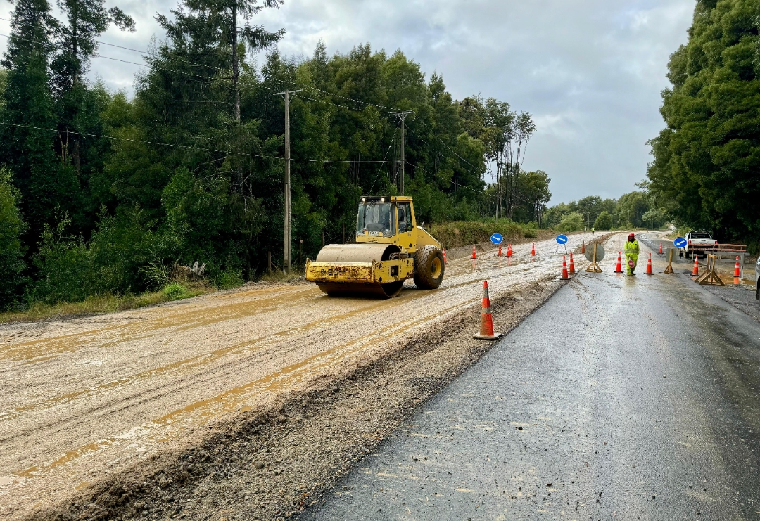 MOP avanza en asfaltados en mejoramiento de la Ruta Torobayo-Curiñanco en la zona costera de Valdivia