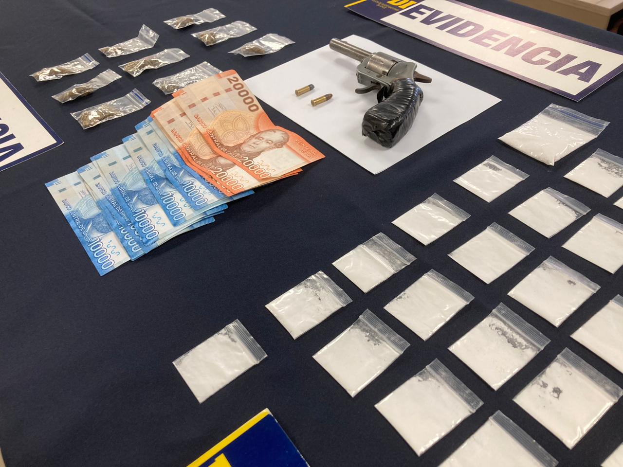 PDI detiene a dos hombres por el porte de arma y drogas en local nocturno de Valdivia