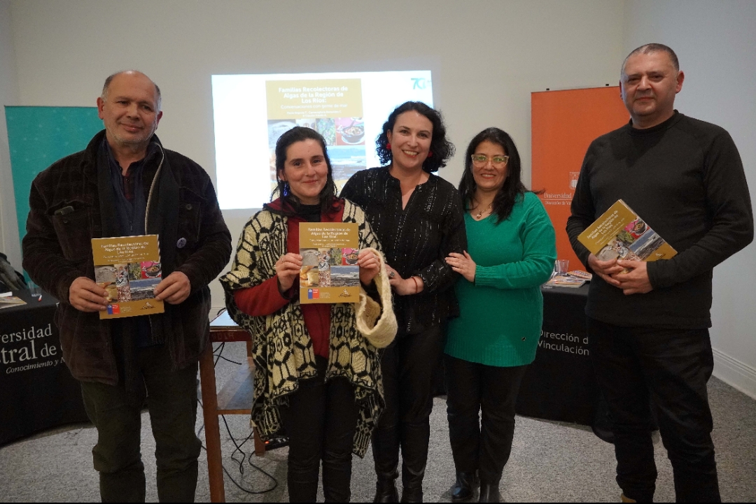 Periodistas de la UACH Presentan libro sobre familias recolectoras de algas de Los Ríos