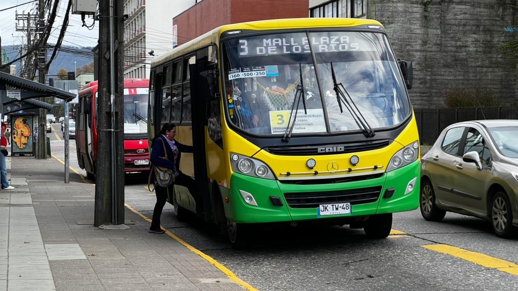 A juntar las monedas de $10: vuelve a subir la locomoción en Valdivia