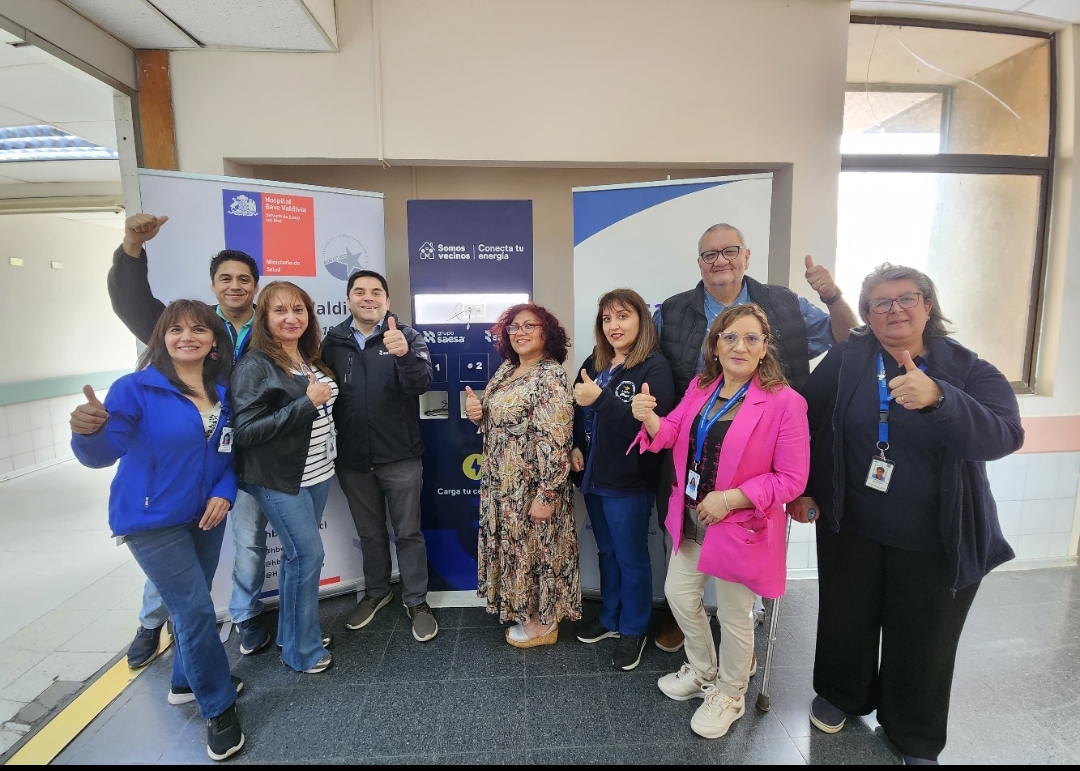 empresa valdiviana instaló innovadores tótems de carga para celulares en Los Ríos