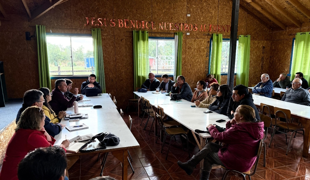 Consejero Felipe López y autoridades de Paillaco exigen cumplimiento decompromisos por cortes de luz en Chapuco y Belén