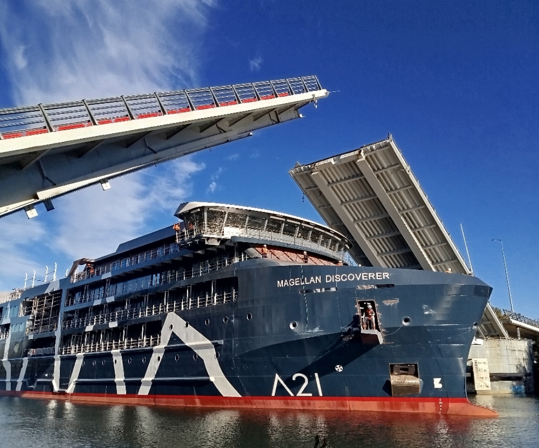 Histórico: navega el primer crucero híbrido-eléctrico de América construido en Chile